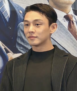Picture of Yoo Ah-in