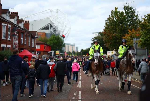 Soccer Football - Premier League - Manchester United v Tottenham Hotspur - Old Trafford, Manchester, Britain - September 29, 2024 Mounted police officers and fans outside the stadium before the match REUTERS/Molly Darlington