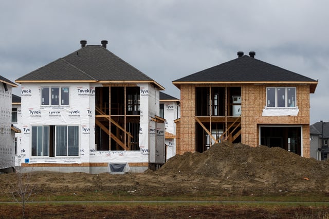 Houses are seen under construction in a neighbourhood of Ottawa, Ontario, Canada April 17, 2023.  REUTERS/Lars Hagberg/File Photo