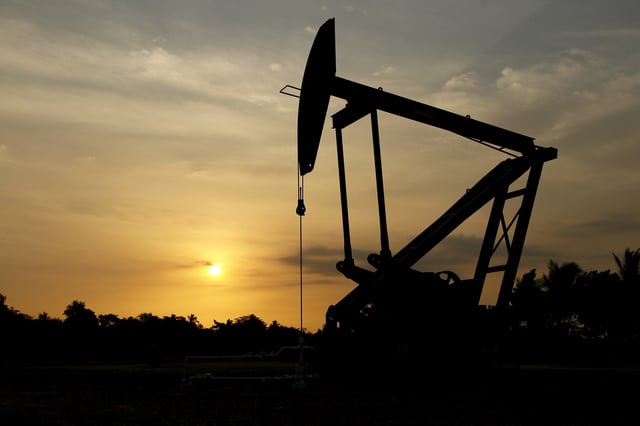 An oil pump is seen in Lagunillas, Ciudad Ojeda, in the state of Zulia, Venezuela, March 18, 2015. REUTERS/Isaac Urrutia/Files