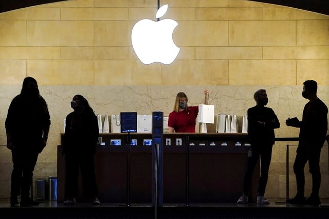 Apple employees work in an Apple Store at the Grand Central Terminal in the Manhattan borough of New York City, New York, U.S., January 4, 2022.  REUTERS/Carlo Allegri/File Photo