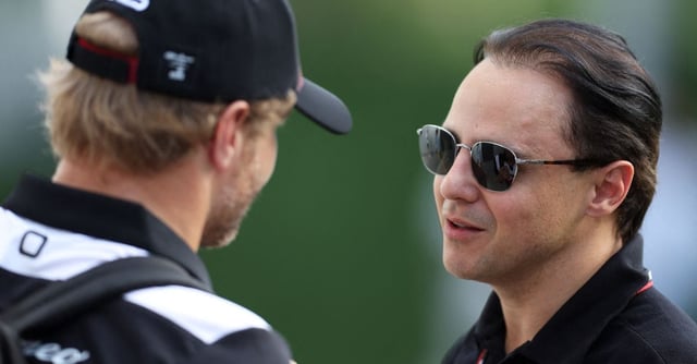 Formula One F1 - Singapore Grand Prix - Marina Bay Street Circuit, Singapore - September 30, 2022 Former F1 driver Felipe Massa speaks with Alfa Romeo's Valtteri Bottas ahead of practice REUTERS/Edgar Su/File photo
