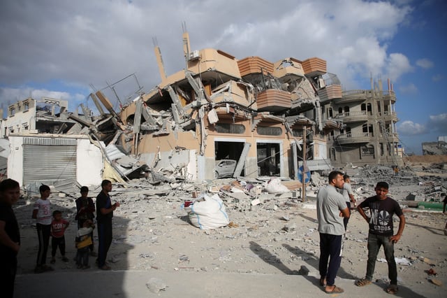 Palestinians inspect the site of Israeli strikes on houses, amid the Israel-Hamas conflict, in Khan Younis in the southern Gaza Strip, October 2, 2024. REUTERS/Hatem Khaled/File Photo