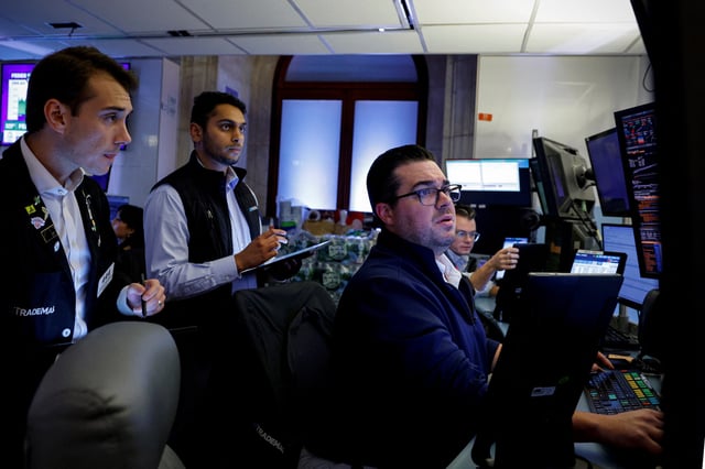 Traders work on the floor at the New York Stock Exchange (NYSE) in New York City, U.S., September 19, 2024.  REUTERS/Brendan McDermid/File Photo