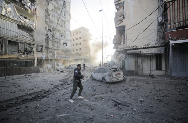 Men run for cover, after an Israeli strike on the Mreijeh neighbourhood in Beirut's southern suburbs, amid cross-border hostilities between Hezbollah and Israel, in Beirut, Lebanon October 4, 2024. REUTERS/Ali Alloush