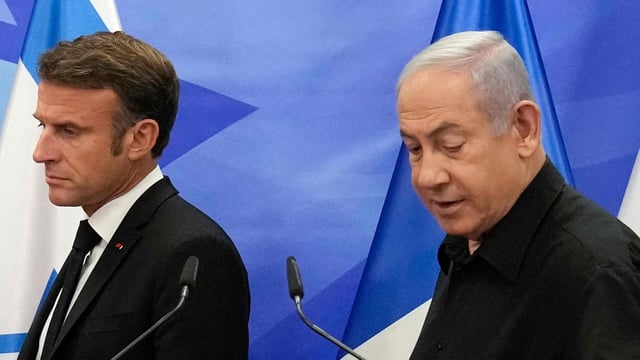 Israeli Prime Minister Benjamin Netanyahu (R) and French President Emmanuel Macron (L) 