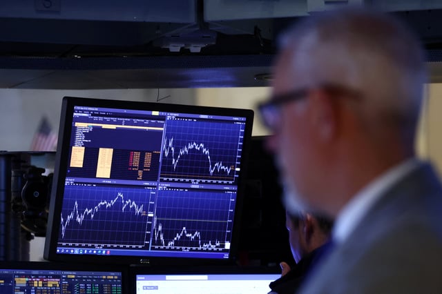Traders work on the floor at the New York Stock Exchange (NYSE) in New York City, U.S., September 19, 2024.  REUTERS/Brendan McDermid/File Photo