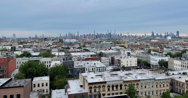 View of the cityscape on a clear day from the Bushwick neighborhood, in Brooklyn, New York City, U.S., May 23, 2022. REUTERS/Tyler Clifford/File Photo