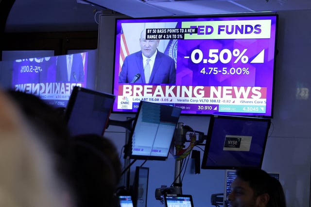 News screens display the Federal Reserve rate announcement on the trading floor at The New York Stock Exchange (NYSE) in New York City, U.S., September 18, 2024. REUTERS/Andrew Kelly/File Photo