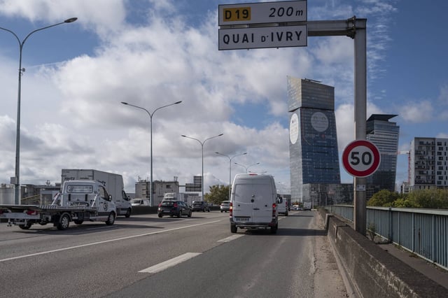 Un panneau de limitation de vitesse a 50km/h sur le boulevard périphérique, le 1 octobre 2024.