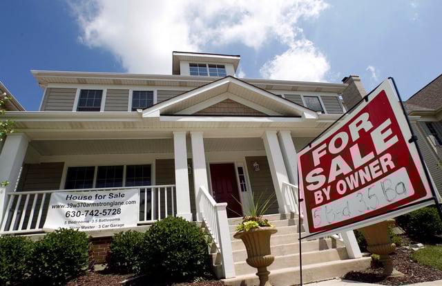 A home sits for sale in Geneva, Illinois June 23, 2009. REUTERS/Jeff Haynes/File Photo