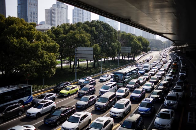 Cars wait in traffic in Shanghai, China March 10, 2021. REUTERS/Aly Song/File Photo