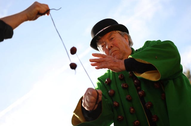 David Jakins, connu sous le nom de "King Conker", lors du championnat du monde de Conker à Southwick, le 13 octobre 2024.