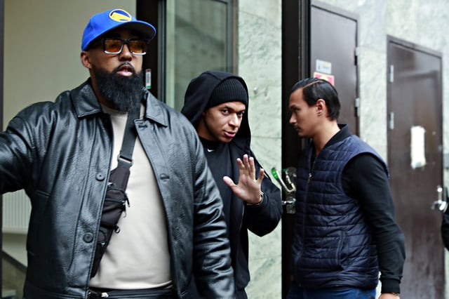 Kylian Mbappé sort de l’hôtel dans lequel il a séjourné entre le mercredi 9 et le vendredi 11 à Stockholm. 