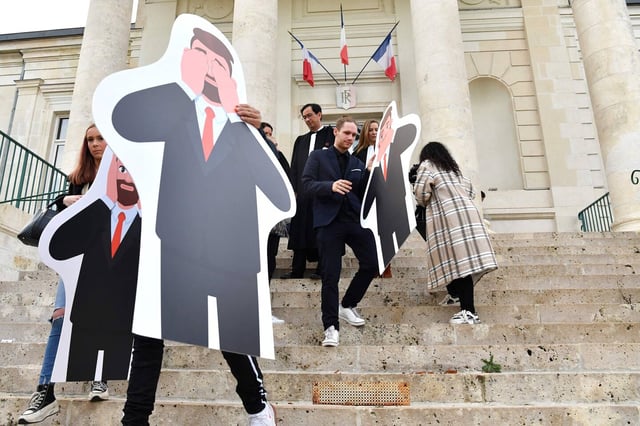 Les parties civiles et leurs avocats devant le tribunal de Châteauroux lundi, à l’ouverture du procès.