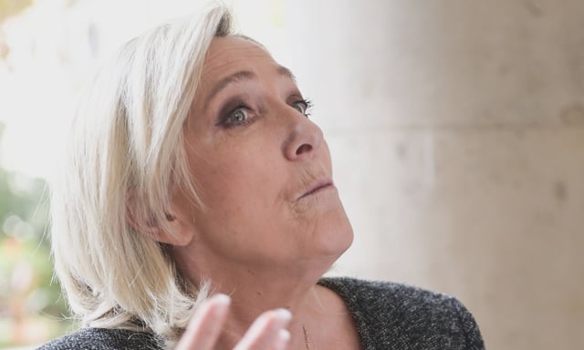 Marine Le Pen est sur le ring du tribunal correctionnel avec une énergie qui attire un public si nombreux que certains doivent rester dehors.