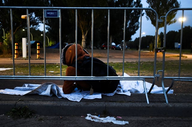 An asylum seeker waits outside at the main reception centre for asylum seekers, in Ter Apel, Netherlands August 26, 2022. REUTERS/Piroschka van de Wouw/File Photo