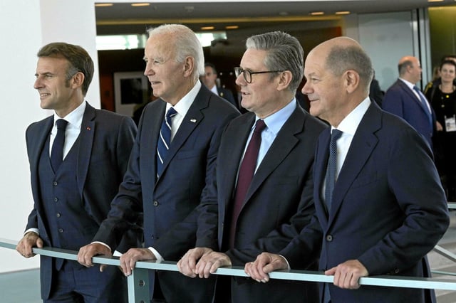 Le président Emmanuel Macron, le président Joe Biden, le premier ministre Keir Starmer, le chancelier Olaf Scholz, à Berlin, en Allemagne, le 18 octobre 2024.

