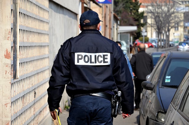 L’un des policiers a été blessé à l’œil, l’autre à la main.