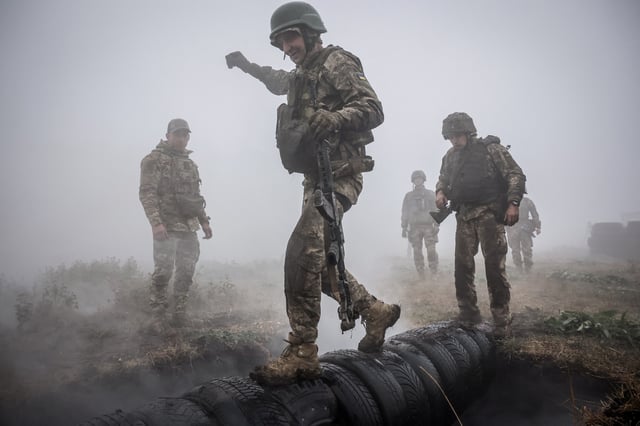 Des nouveaux de la 24e Brigade Mécanisée Séparée des Forces Armées Ukrainiennes participent à un exercice tactique, dans la région de Donetsk, le 14 octobre 2024. 