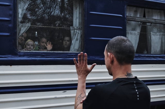 Face à l’avancée des troupes russes dans le Donbass, les derniers wagons d’évacuation de la population quittent les territoires de l’Est, emmenant environ 200 personnes loin du front.