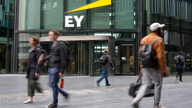 Staff at EY are required to attend a minimum number of professional training courses over a year