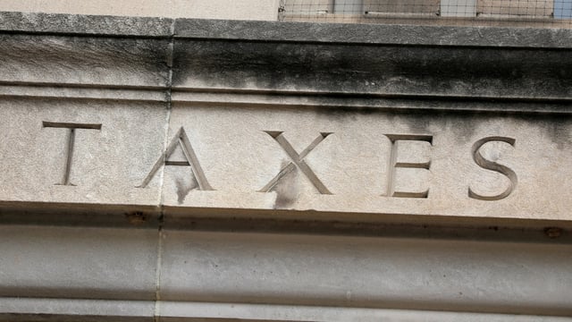 For 2025, the standard deduction for married couples rises to $30,000, while the tax-free gift limit increases to $19,000 per recipient. REUTERS/Andrew Kelly/File Photo