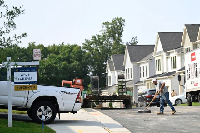 New home sales in the United States hit the fastest pace in more than a year on lower interest rates, according to government data.
