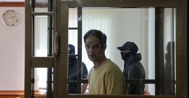 Wall Street Journal reporter Evan Gershkovich stands behind a glass wall of an enclosure for defendants before a court hearing to consider an appeal against his pre-trial detention on espionage charges in Moscow, Russia, September 19, 2023. REUTERS/Evgenia Novozhenina/File Photo