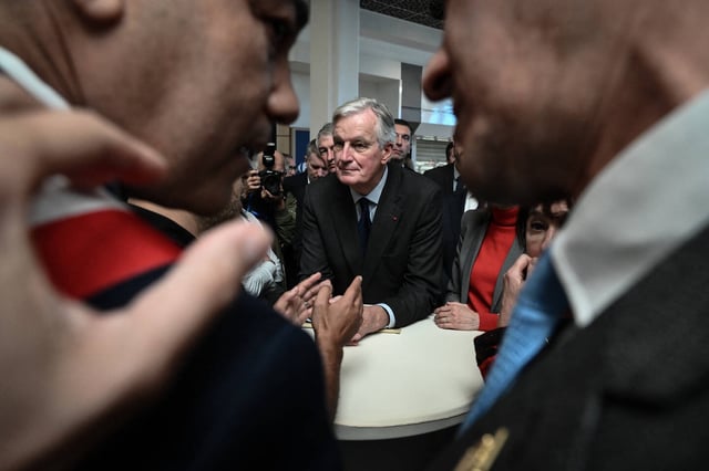 Michel Barnier auprès de victimes d'inondations, à Givors, dans le Rhône, le vendredi 25 octobre 2024.
