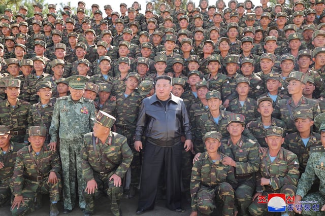Le dictateur Kim Jong Un pose avec des troupes lors d'une inspection dans une base nord-coréenne, le 2 octobre.