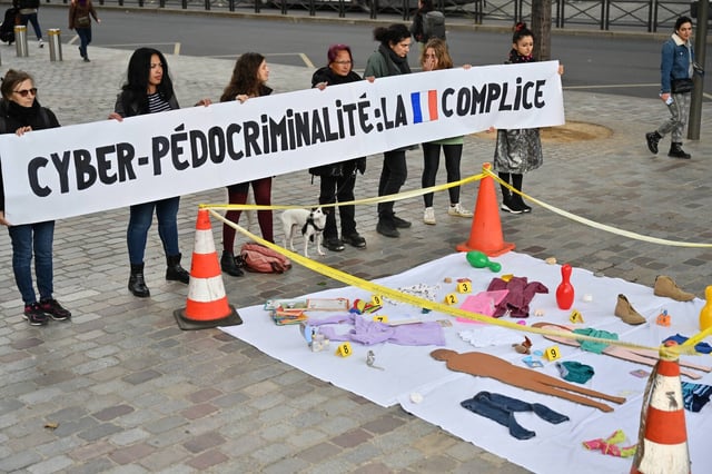 Une manifestation de l'organisme Be Brave devant le ministère de l'Economie et des affaires numériques dénonce en 2022 l'inaction française dans la lutte contre la pédopornographie.