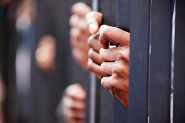 En un an, ce sont près de 5300 personnes supplémentaires qui sont incarcérées dans les prisons françaises. 