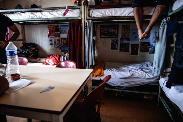 La prison de Perpignan, dans une cellule occupée par sept personnes, en juin 2023.
