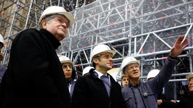 L’archevêque de Paris Laurent Ulrich et Emmanuel Macron guidés par Philippe Jost lors d’une visite du chantier le 8 décembre 2023.