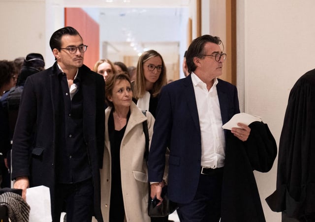 Le chef français Yannick Alleno, son ex-femme Isabelle Mescam-Alleno et leur fils Thomas au tribunal pour l'ouverture du procès du chauffard soupçonné d'avoir tué leur fils et frère Antoine en mai 2022.