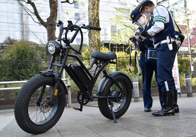 Japanese cyclists face jail threat for using mobiles while riding
