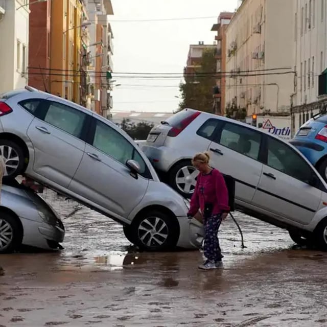 Was wie eine Performance aussieht, ist traurige Realität - Folgen der verheerenden Überschwemmungen in der Provinz Valencia