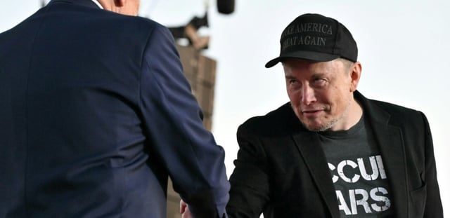 Elon Musk serre la main de Donald Trump lors d'un meeting de campagne à Butler, en Pennsylvanie le 5 octobre 2024.