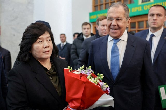 Le ministre des Affaires étrangères russe, Sergueï Lavrov, accueille son homologue nord-coréen, Choe Son Hui, à Moscou, en Russie, le 1er novembre 2024.