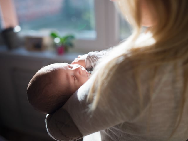 Eine Mutter wurde verhaftet, weil sie versucht hat, ihr Baby auf Facebook zu verkaufen"