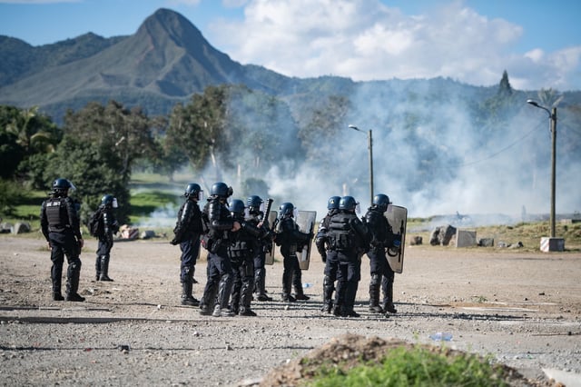 Des affrontements entre des gendarmes et des manifestants indépendantistes en Nouvelle-Calédonie, le 24 juin 2024.