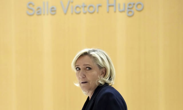 Au tribunal, Marine Le Pen multiplie les défausses, les digressions, et plaide dès qu’elle peut : « J’ai donné ma vie à la vie politique », mais sans parvenir à imprimer.