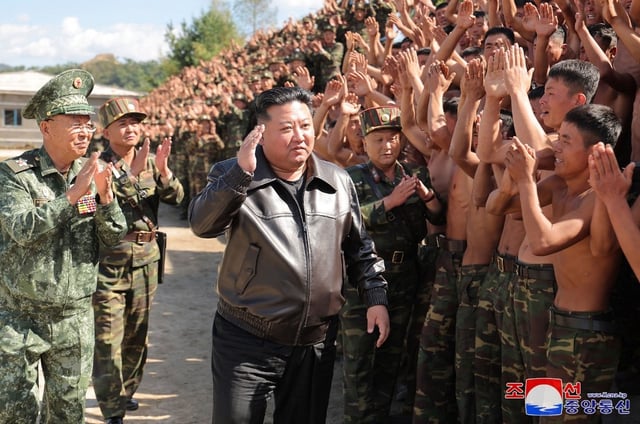 Photo prise le 2 octobre 2024 et diffusée par l'agence de presse officielle nord-coréenne Korean Central News Agency (KCNA) via KNS le 4 octobre 2024 montre le dirigeant nord-coréen Kim Jong Un inspectant une base d'entraînement des forces d'opérations spéciales de l'armée populaire coréenne dans la région occidentale, dans un lieu non divulgué en Corée du Nord.