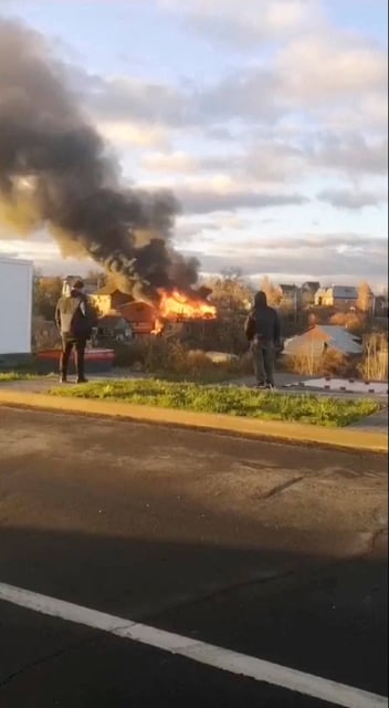 De la fumée et des flammes s'échappent d'un immeuble résidentiel à la suite d'une attaque de drone ukrainien, dans le district de Ramenskoye, près de Moscou, le 10 novembre 2024.