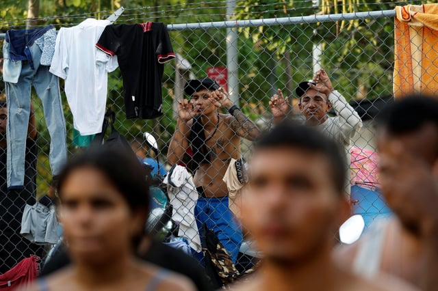 Des migrants se reposent avant de continuer leur voyage vers la frontière des États-Unis, à Escuintla, au Mexique, le 8 novembre 2024.