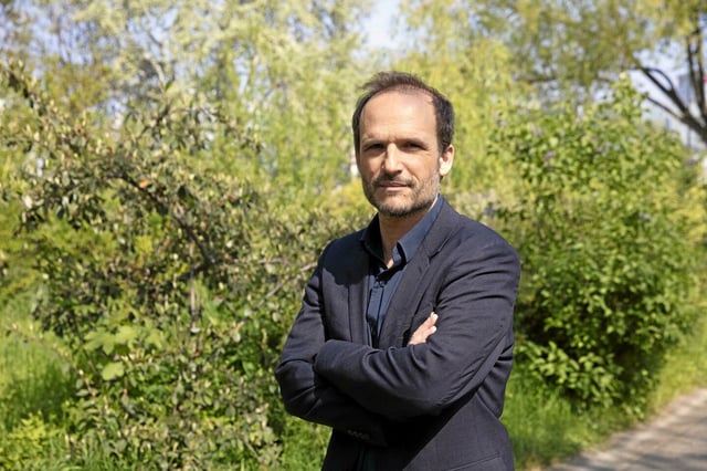 Thomas Lilti, médecin généraliste et directeur de la série <em>Hippocrate</em>, pose à Paris le 22 avril 2021. 
