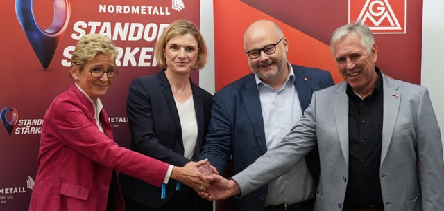 (v.l.): Die Verhandlungsführer der Tarifgespräche: Angelique Renkhoff-Mücke, Verband der bayerischen Metall- und Elektroindustrie, Lena Ströbele, Nordmetall, sowie Daniel Friedrich, Bezirksleiter IG Metall Küste, und Horst Ott, Bezirksleiter IG Metall Bayern, im Hotel Grand Elysee Hamburg