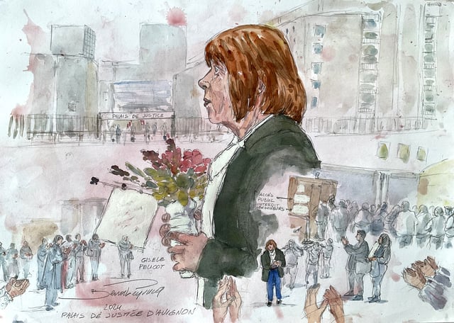 Croquis judiciaire réalisé le 10 octobre 2024 montrant Gisèle Pelicot applaudie par le public devant le palais de justice d’Avignon, lors du procès des viols de Mazan. 