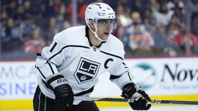 Kings' Anze Kopitar plays against the Flyers in Philadelphia on Jan. 24, 2023.